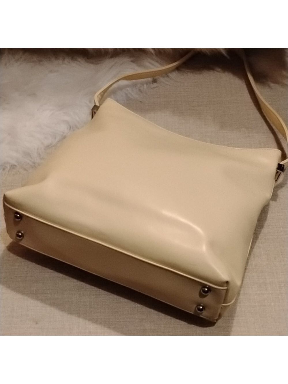 Mondani New York Cream Leather Shoulder Bag. ZIP Close. Like New. - Picture 6 of 10